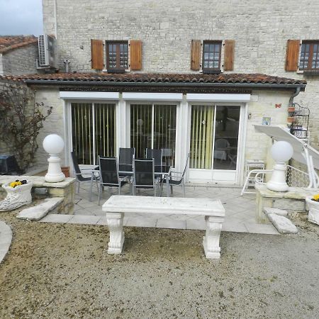 Villa Les Quatre Saisons Saint-Angeau Exterior foto