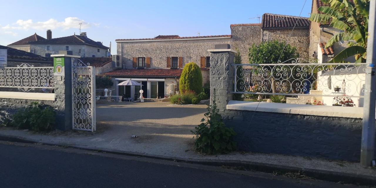 Villa Les Quatre Saisons Saint-Angeau Exterior foto