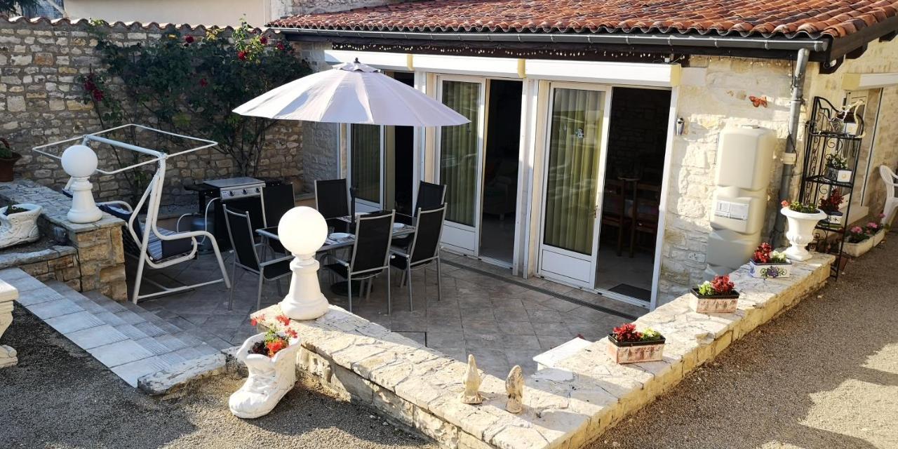Villa Les Quatre Saisons Saint-Angeau Exterior foto