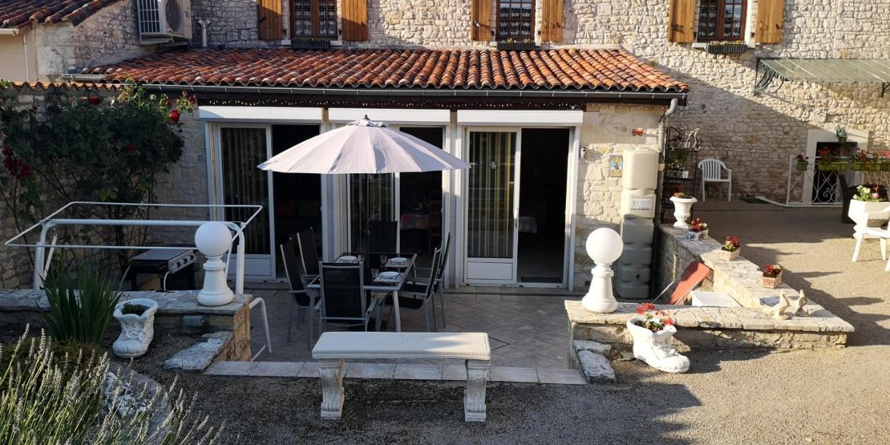 Villa Les Quatre Saisons Saint-Angeau Exterior foto