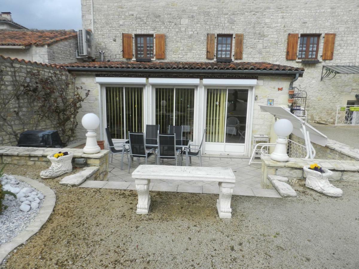 Villa Les Quatre Saisons Saint-Angeau Exterior foto
