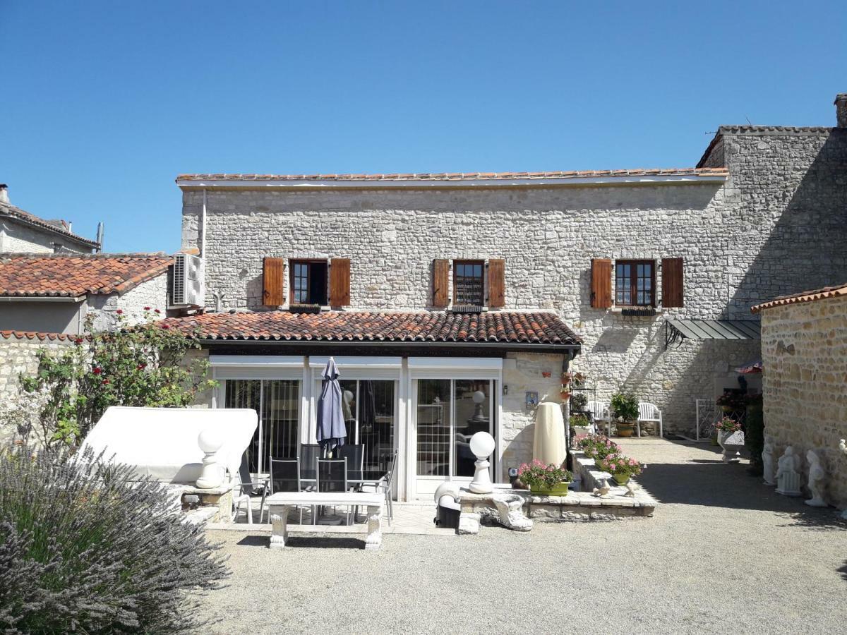 Villa Les Quatre Saisons Saint-Angeau Exterior foto