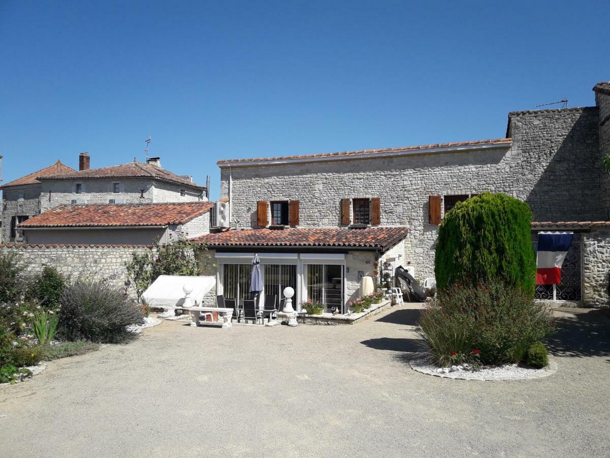 Villa Les Quatre Saisons Saint-Angeau Exterior foto